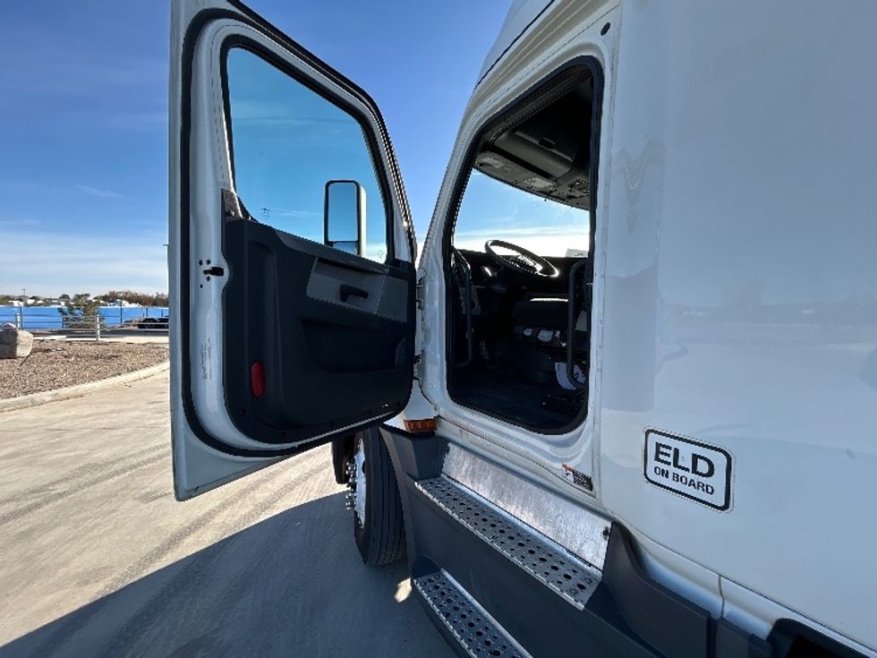 Sleeper Tractor-Heavy Duty Tractors-Freightliner-2022-T12664ST-Aurora-CO-499,407\n\t\tmiles-$ 73,500 - Image 9