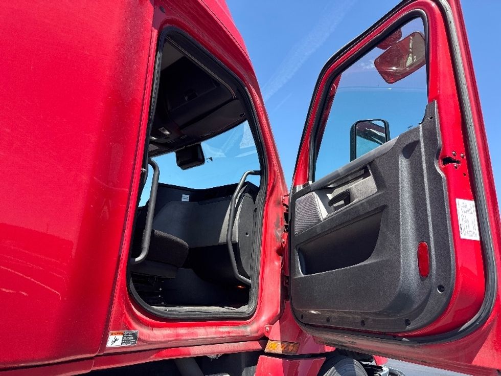Sleeper Tractor-Heavy Duty Tractors-Freightliner-2022-T12664ST-Aurora-CO-509,800\n\t\tmiles-$ 70,750 - Image 13