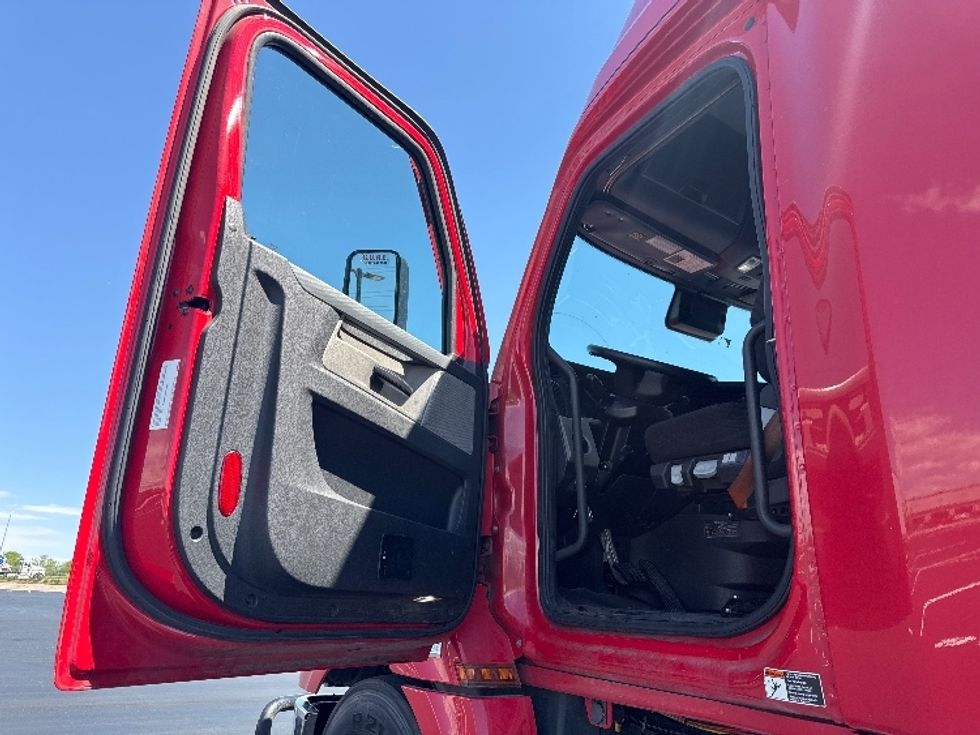 Sleeper Tractor-Heavy Duty Tractors-Freightliner-2022-T12664ST-Aurora-CO-509,800\n\t\tmiles-$ 70,750 - Image 9