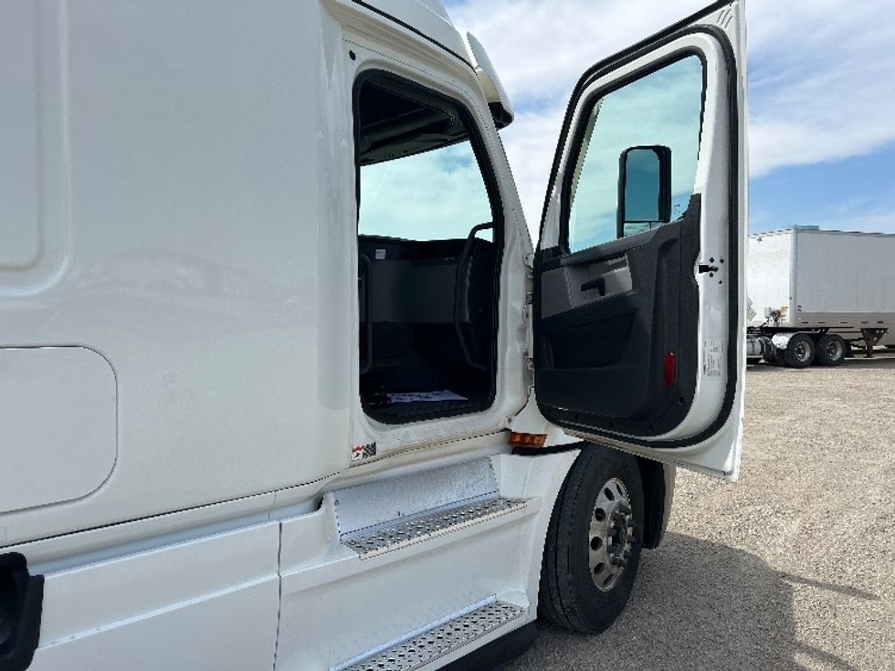 Sleeper Tractor-Heavy Duty Tractors-Freightliner-2022-T12664ST-Aurora-CO-534,159\n\t\tmiles-$ 72,500 - Image 13