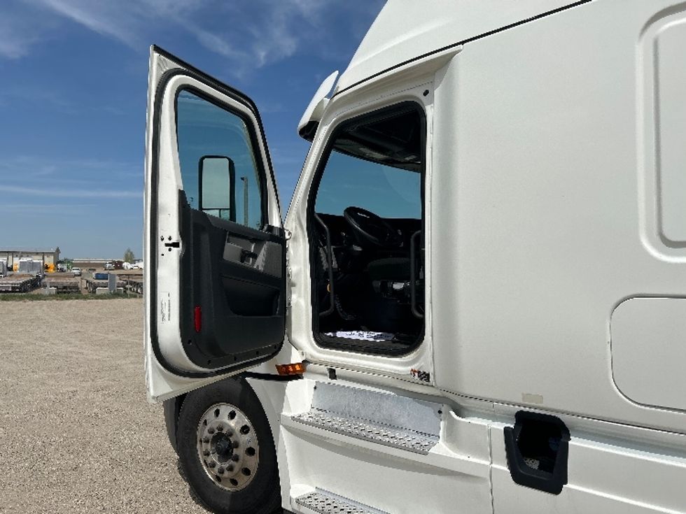 Sleeper Tractor-Heavy Duty Tractors-Freightliner-2022-T12664ST-Aurora-CO-534,159\n\t\tmiles-$ 72,500 - Image 9