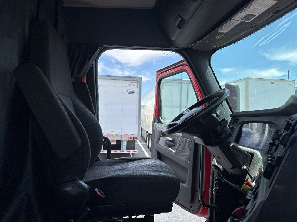 Sleeper Tractor-Heavy Duty Tractors-Freightliner-2022-T12664ST-Aurora-CO-551,924\n\t\tmiles-$ 66,250 - Image 15