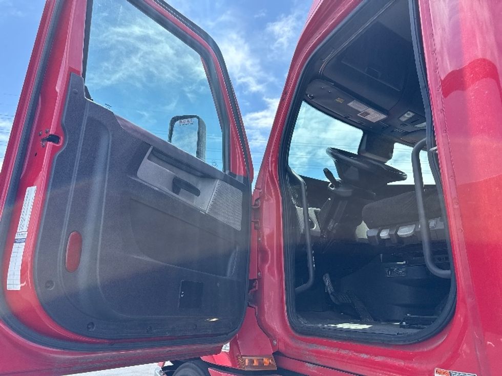Sleeper Tractor-Heavy Duty Tractors-Freightliner-2022-T12664ST-Aurora-CO-551,924\n\t\tmiles-$ 66,250 - Image 9