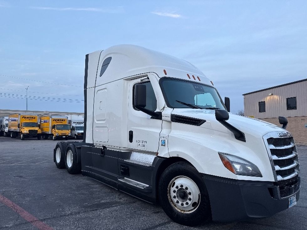Sleeper Tractor-Heavy Duty Tractors-Freightliner-2022-T12664ST-Austin-TX-403,064\n\t\tmiles-$ 79,750 - Image 1