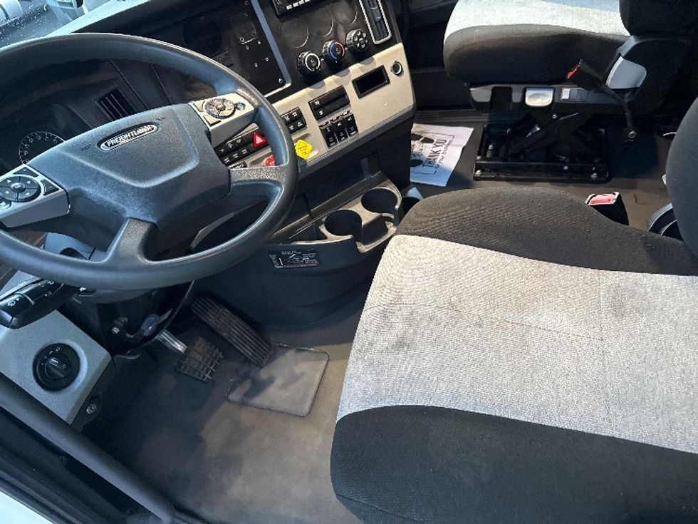 Sleeper Tractor-Heavy Duty Tractors-Freightliner-2022-T12664ST-Austin-TX-403,064\n\t\tmiles-$ 79,750 - Image 10