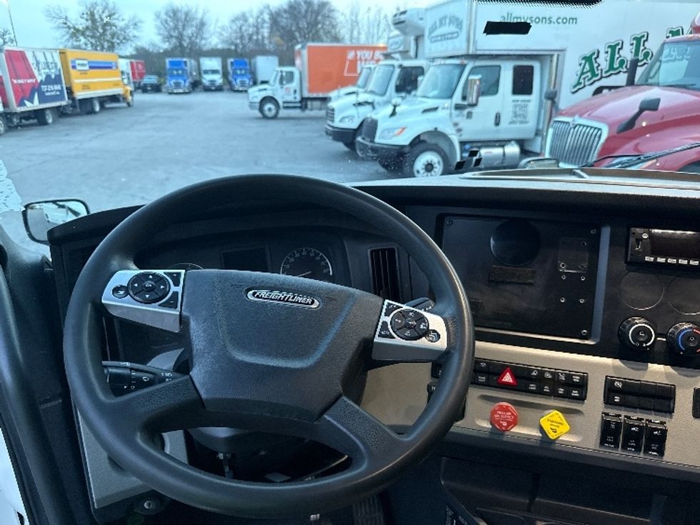Sleeper Tractor-Heavy Duty Tractors-Freightliner-2022-T12664ST-Austin-TX-403,064\n\t\tmiles-$ 79,750 - Image 11