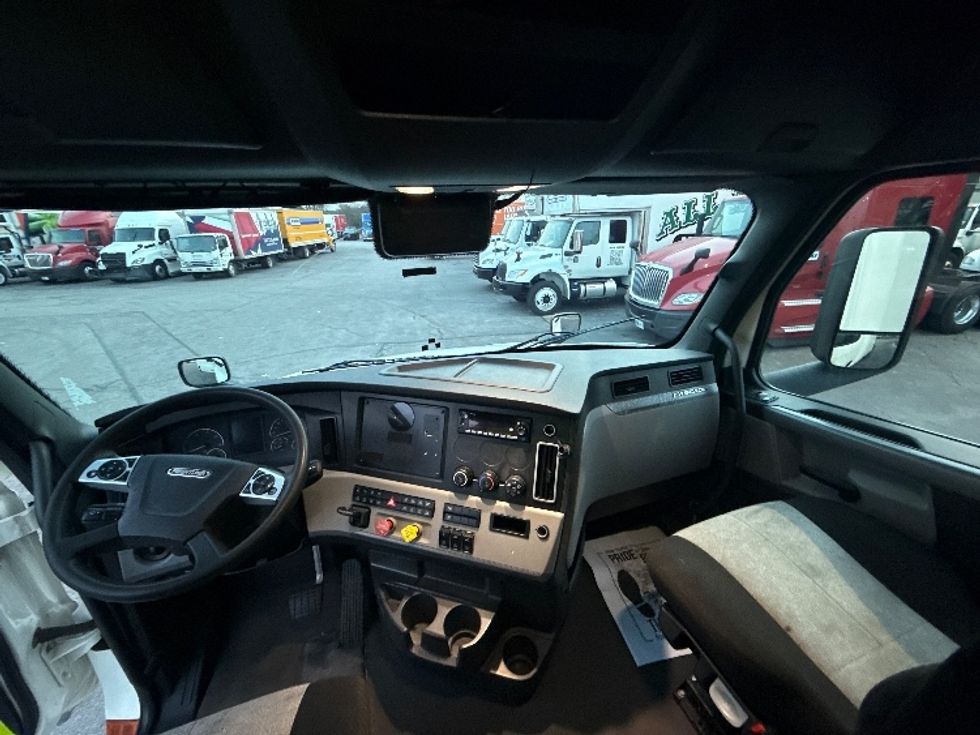 Sleeper Tractor-Heavy Duty Tractors-Freightliner-2022-T12664ST-Austin-TX-403,064\n\t\tmiles-$ 79,750 - Image 12