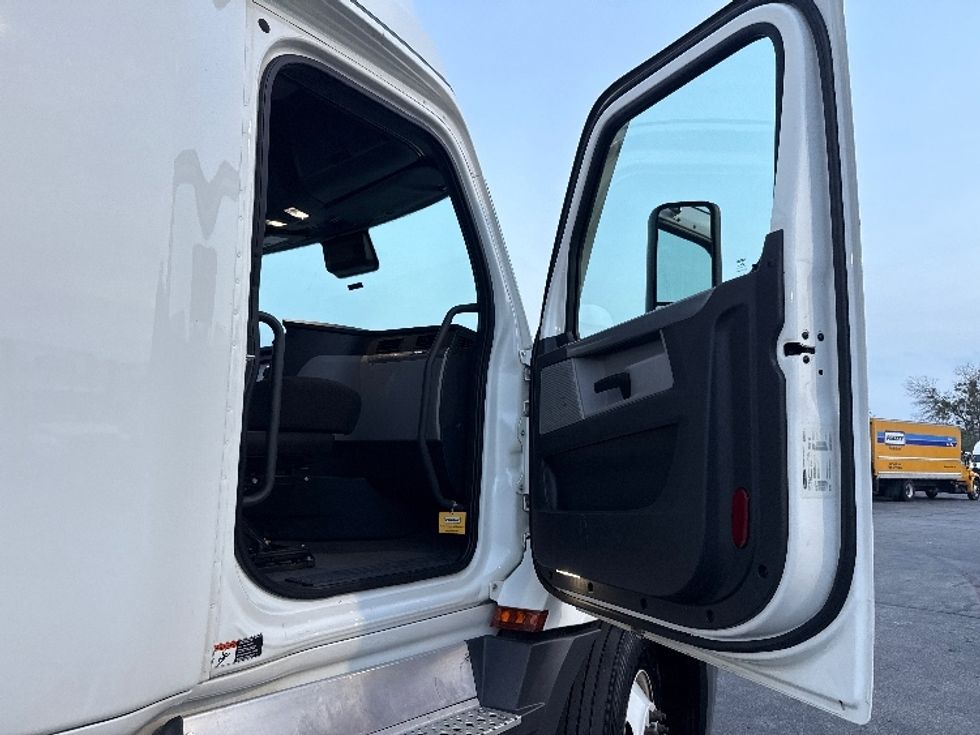 Sleeper Tractor-Heavy Duty Tractors-Freightliner-2022-T12664ST-Austin-TX-403,064\n\t\tmiles-$ 79,750 - Image 13