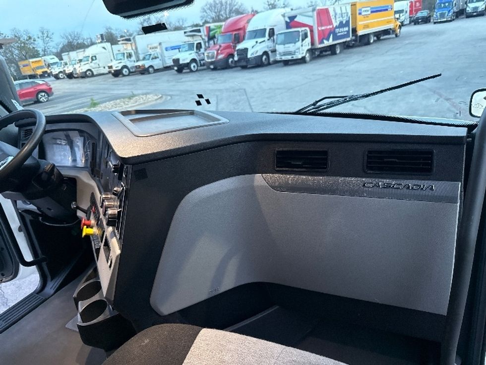 Sleeper Tractor-Heavy Duty Tractors-Freightliner-2022-T12664ST-Austin-TX-403,064\n\t\tmiles-$ 79,750 - Image 15