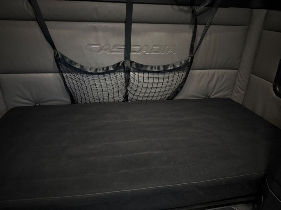 Sleeper Tractor-Heavy Duty Tractors-Freightliner-2022-T12664ST-Austin-TX-403,064\n\t\tmiles-$ 79,750 - Image 17