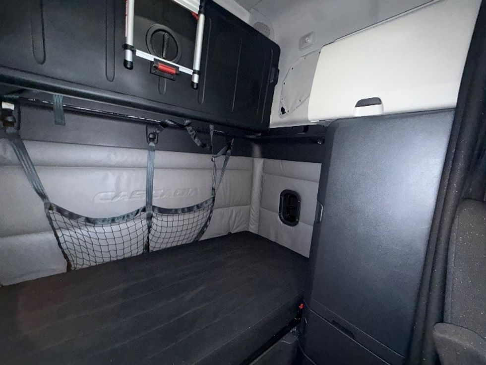 Sleeper Tractor-Heavy Duty Tractors-Freightliner-2022-T12664ST-Austin-TX-403,064\n\t\tmiles-$ 79,750 - Image 18