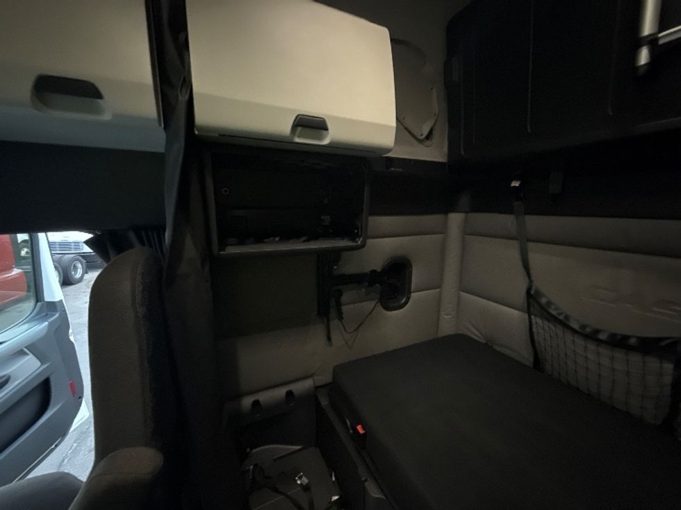 Sleeper Tractor-Heavy Duty Tractors-Freightliner-2022-T12664ST-Austin-TX-403,064\n\t\tmiles-$ 79,750 - Image 19