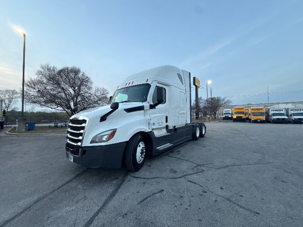 Sleeper Tractor-Heavy Duty Tractors-Freightliner-2022-T12664ST-Austin-TX-403,064\n\t\tmiles-$ 79,750 - Image 3