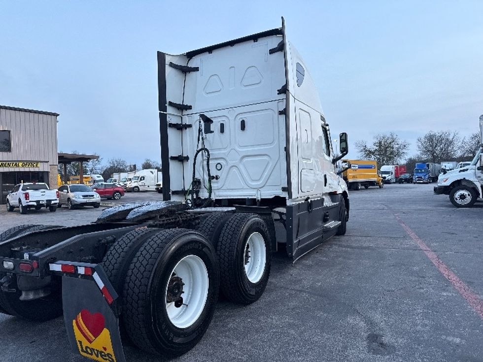 Sleeper Tractor-Heavy Duty Tractors-Freightliner-2022-T12664ST-Austin-TX-403,064\n\t\tmiles-$ 79,750 - Image 7