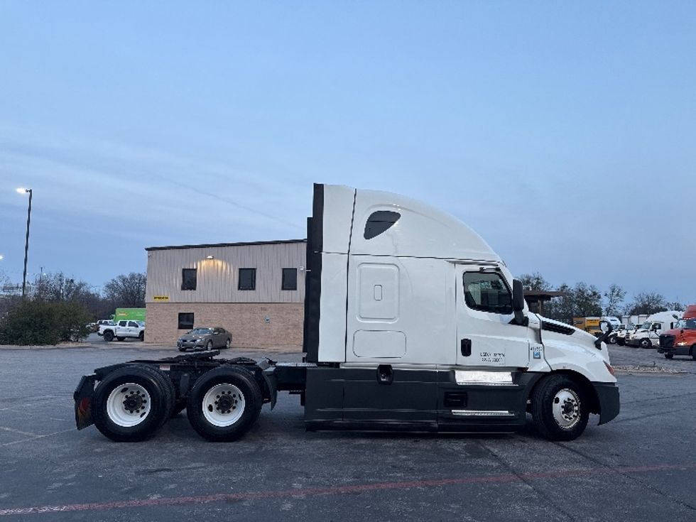 Sleeper Tractor-Heavy Duty Tractors-Freightliner-2022-T12664ST-Austin-TX-403,064\n\t\tmiles-$ 79,750 - Image 8