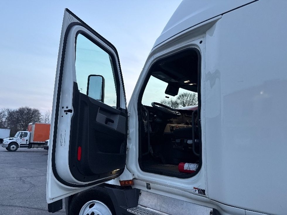 Sleeper Tractor-Heavy Duty Tractors-Freightliner-2022-T12664ST-Austin-TX-403,064\n\t\tmiles-$ 79,750 - Image 9