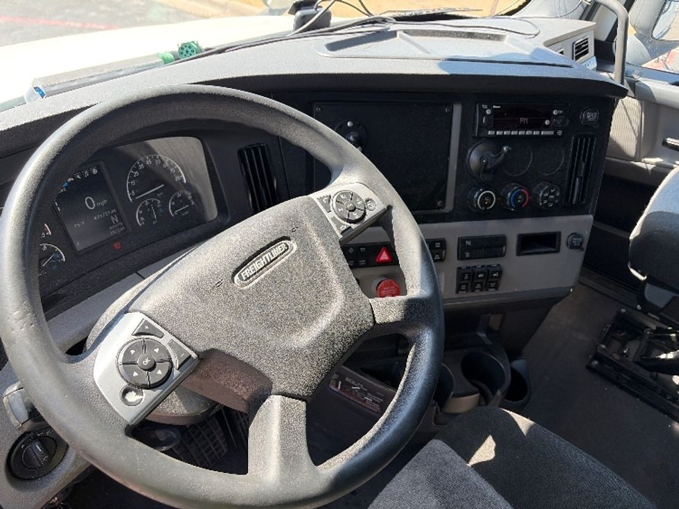 Sleeper Tractor-Heavy Duty Tractors-Freightliner-2022-T12664ST-Austin-TX-433,501\n\t\tmiles-$ 79,250 - Image 10