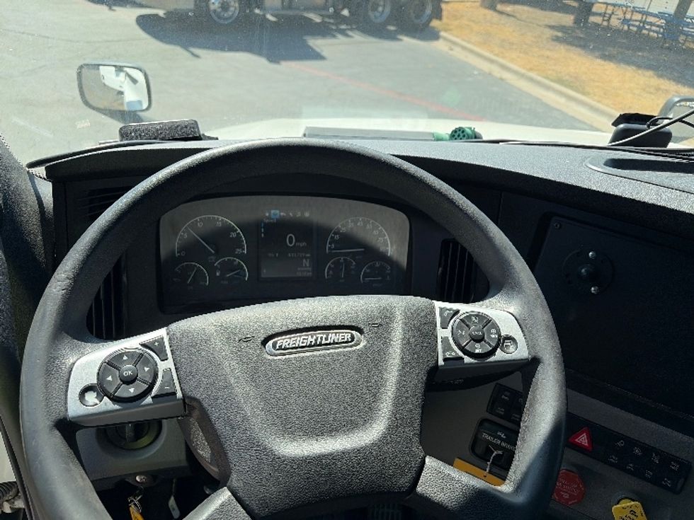 Sleeper Tractor-Heavy Duty Tractors-Freightliner-2022-T12664ST-Austin-TX-433,501\n\t\tmiles-$ 79,250 - Image 11