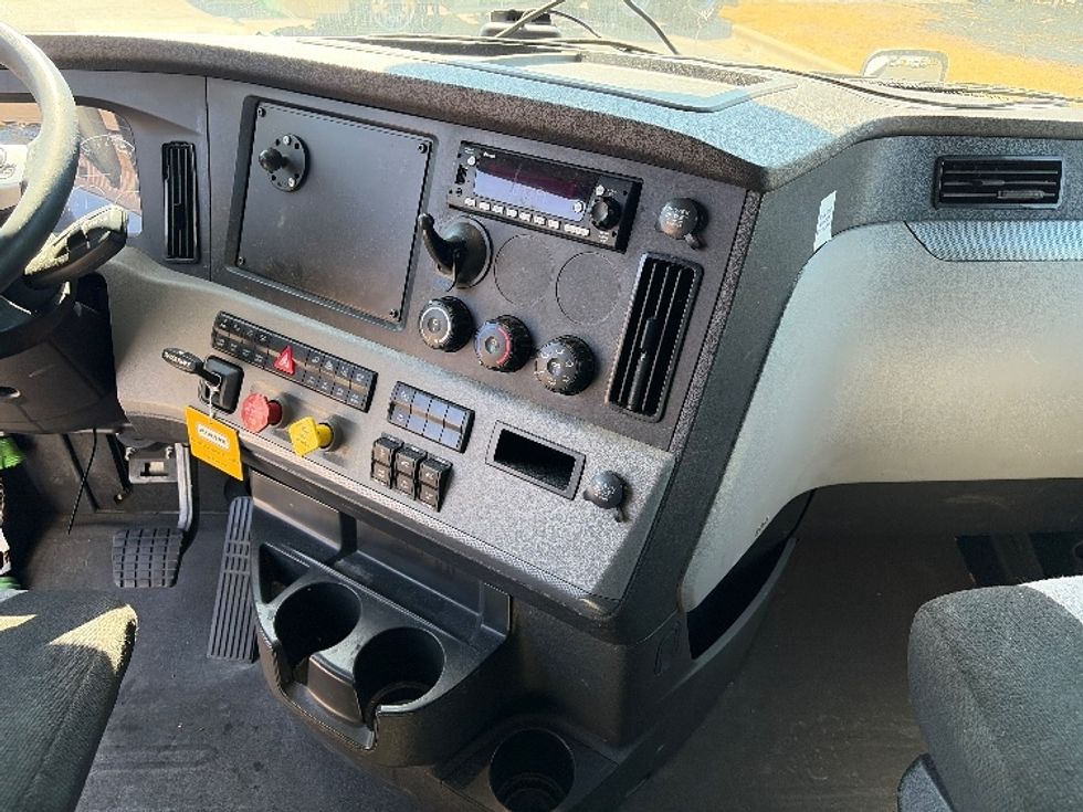 Sleeper Tractor-Heavy Duty Tractors-Freightliner-2022-T12664ST-Austin-TX-433,501\n\t\tmiles-$ 79,250 - Image 12