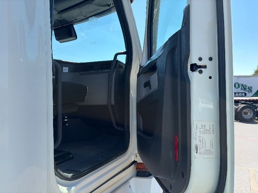 Sleeper Tractor-Heavy Duty Tractors-Freightliner-2022-T12664ST-Austin-TX-433,501\n\t\tmiles-$ 79,250 - Image 13