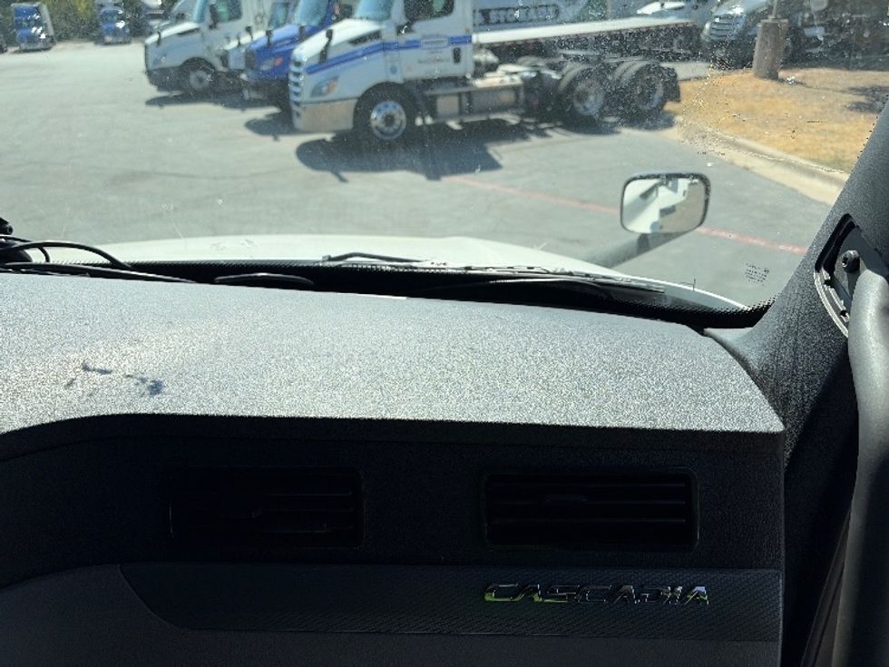 Sleeper Tractor-Heavy Duty Tractors-Freightliner-2022-T12664ST-Austin-TX-433,501\n\t\tmiles-$ 79,250 - Image 14