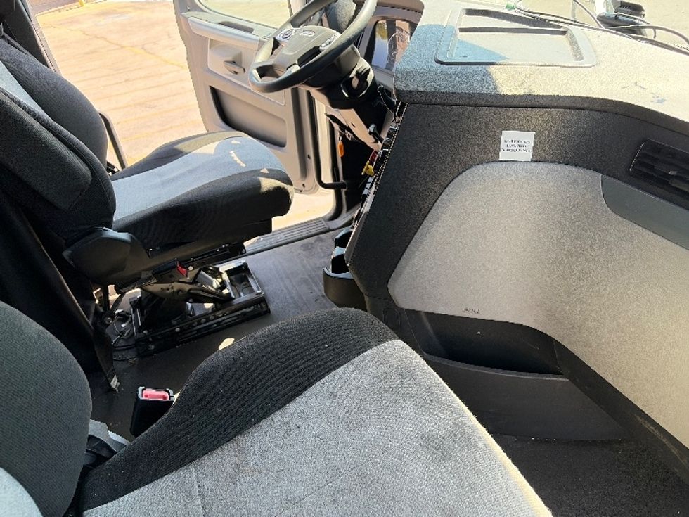 Sleeper Tractor-Heavy Duty Tractors-Freightliner-2022-T12664ST-Austin-TX-433,501\n\t\tmiles-$ 79,250 - Image 15