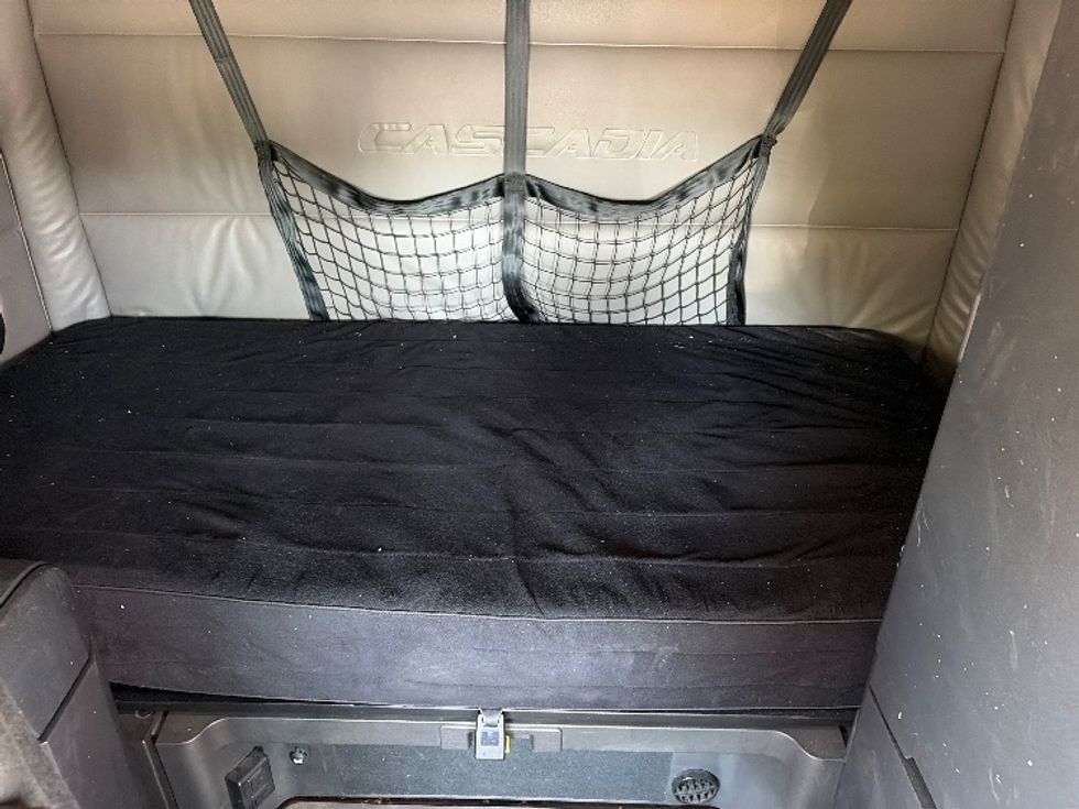 Sleeper Tractor-Heavy Duty Tractors-Freightliner-2022-T12664ST-Austin-TX-433,501\n\t\tmiles-$ 79,250 - Image 16