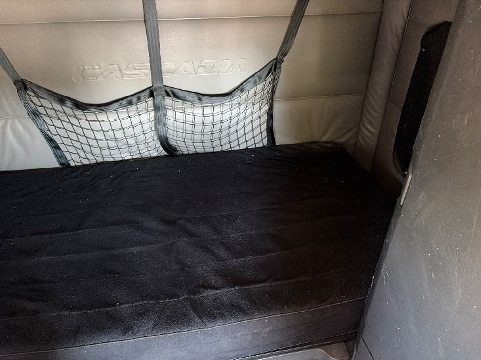 Sleeper Tractor-Heavy Duty Tractors-Freightliner-2022-T12664ST-Austin-TX-433,501\n\t\tmiles-$ 79,250 - Image 17