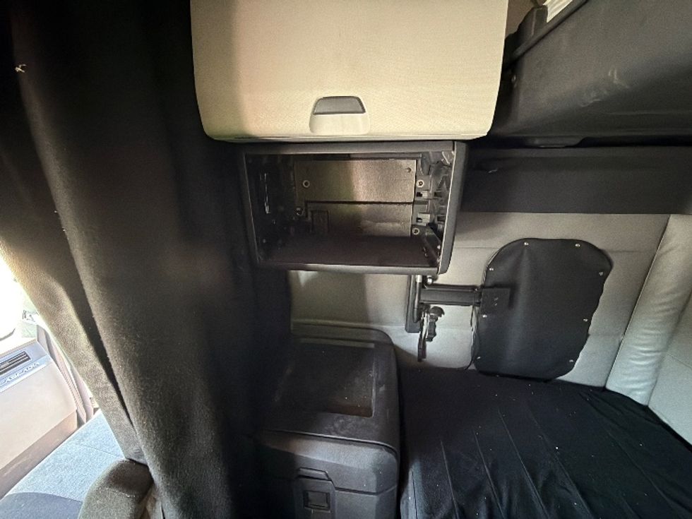 Sleeper Tractor-Heavy Duty Tractors-Freightliner-2022-T12664ST-Austin-TX-433,501\n\t\tmiles-$ 79,250 - Image 19