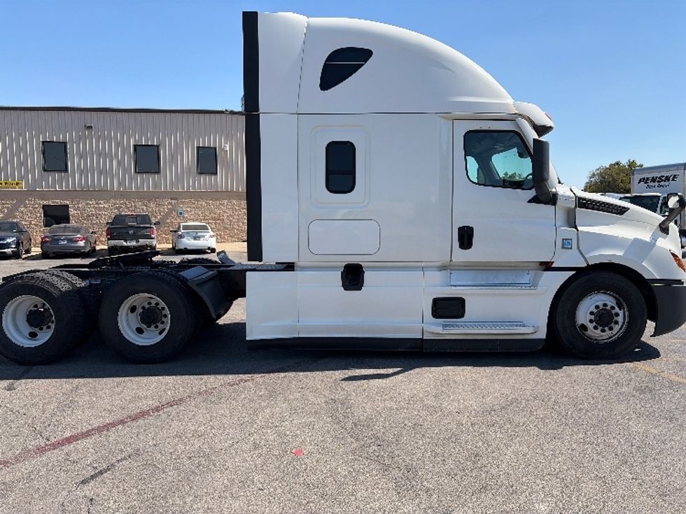 Sleeper Tractor-Heavy Duty Tractors-Freightliner-2022-T12664ST-Austin-TX-433,501\n\t\tmiles-$ 79,250 - Image 8