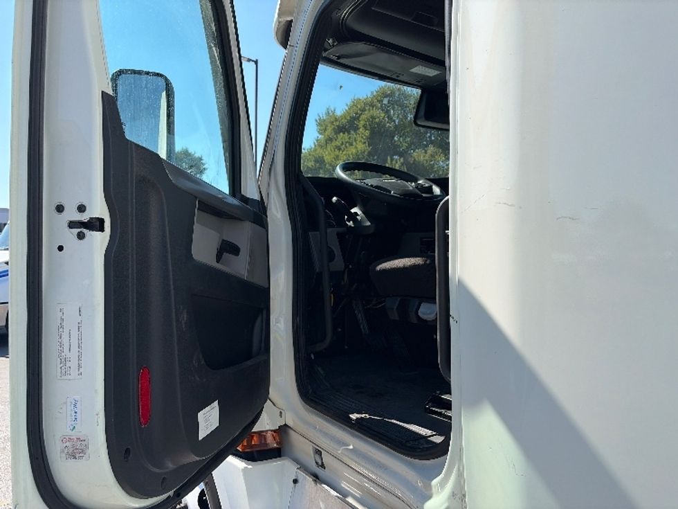 Sleeper Tractor-Heavy Duty Tractors-Freightliner-2022-T12664ST-Austin-TX-433,501\n\t\tmiles-$ 79,250 - Image 9