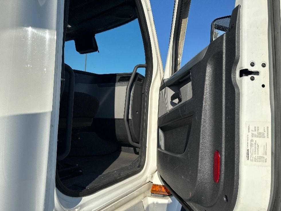 Sleeper Tractor-Heavy Duty Tractors-Freightliner-2022-T12664ST-Austin-TX-686,454\n\t\tmiles-$ 54,500 - Image 13