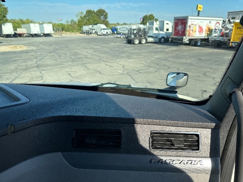 Sleeper Tractor-Heavy Duty Tractors-Freightliner-2022-T12664ST-Austin-TX-686,454\n\t\tmiles-$ 54,500 - Image 14