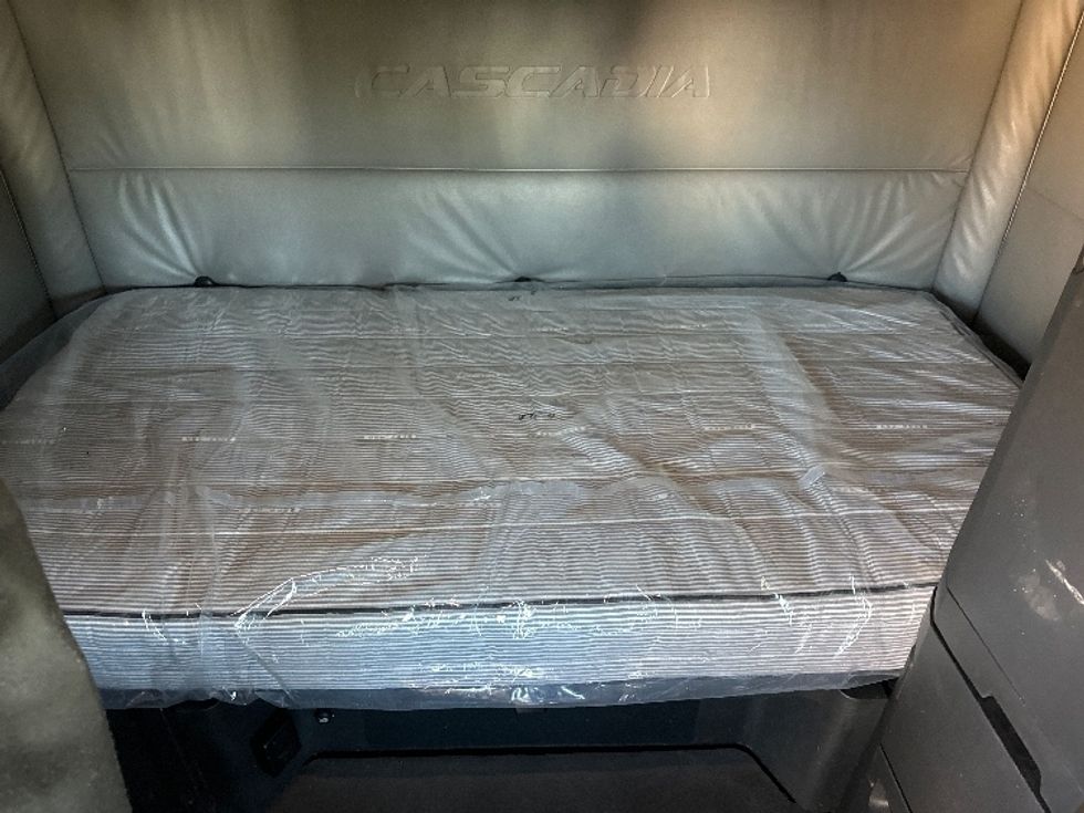 Sleeper Tractor-Heavy Duty Tractors-Freightliner-2022-T12664ST-Austin-TX-686,454\n\t\tmiles-$ 54,500 - Image 16