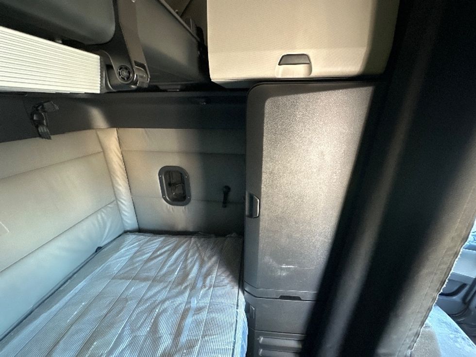 Sleeper Tractor-Heavy Duty Tractors-Freightliner-2022-T12664ST-Austin-TX-686,454\n\t\tmiles-$ 54,500 - Image 17