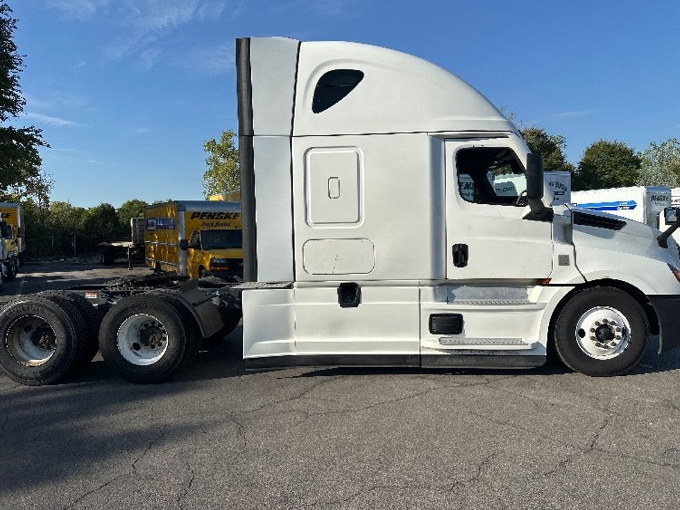 Sleeper Tractor-Heavy Duty Tractors-Freightliner-2022-T12664ST-Austin-TX-686,454\n\t\tmiles-$ 54,500 - Image 8