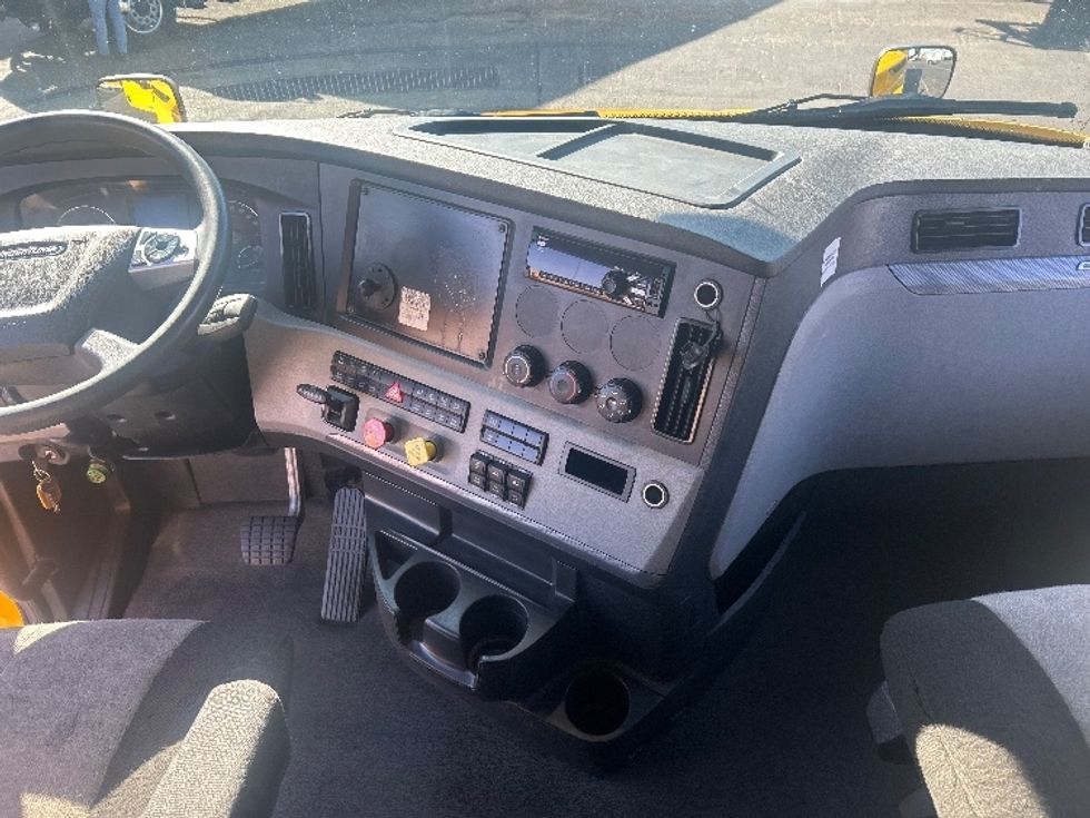 Sleeper Tractor-Heavy Duty Tractors-Freightliner-2022-T12664ST-Baltimore-MD-351,913\n\t\tmiles-$ 78,250 - Image 12