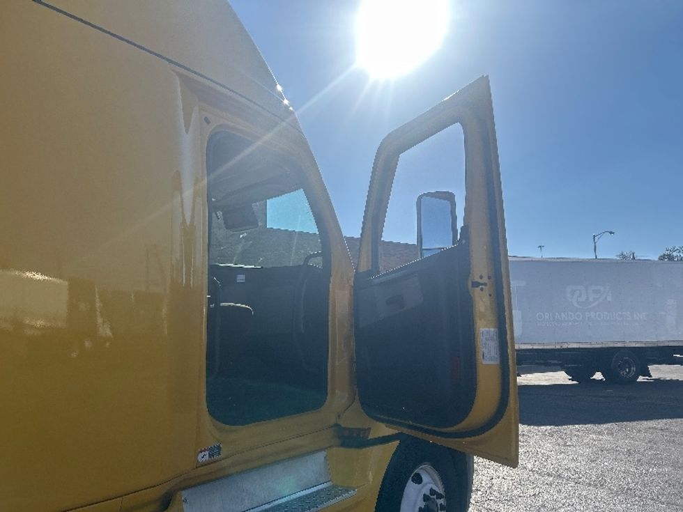 Sleeper Tractor-Heavy Duty Tractors-Freightliner-2022-T12664ST-Baltimore-MD-351,913\n\t\tmiles-$ 78,250 - Image 13