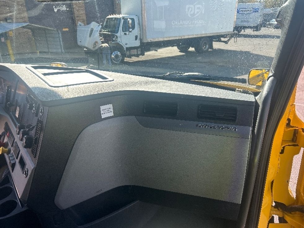 Sleeper Tractor-Heavy Duty Tractors-Freightliner-2022-T12664ST-Baltimore-MD-351,913\n\t\tmiles-$ 78,250 - Image 14