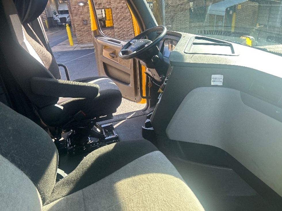 Sleeper Tractor-Heavy Duty Tractors-Freightliner-2022-T12664ST-Baltimore-MD-351,913\n\t\tmiles-$ 78,250 - Image 15