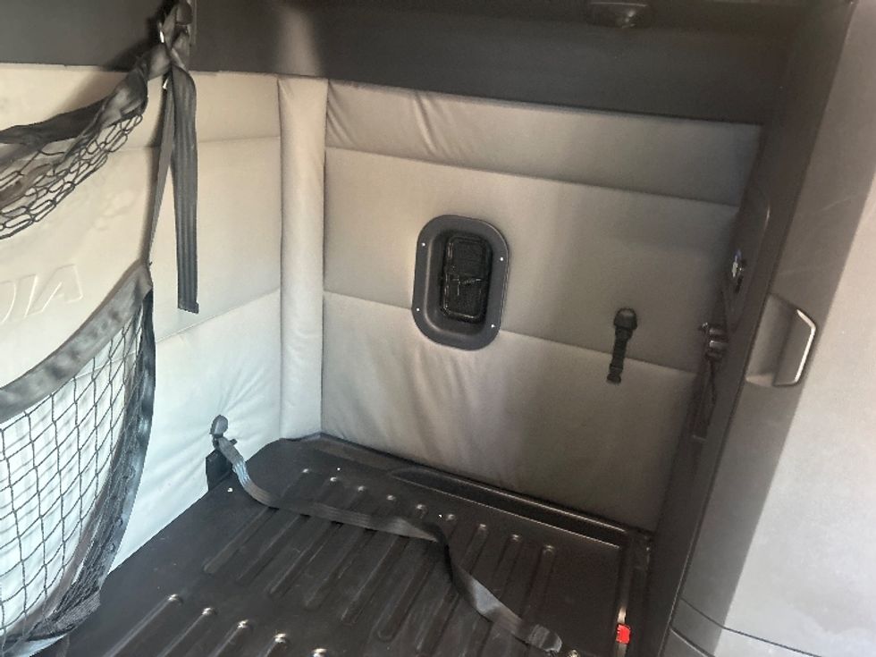 Sleeper Tractor-Heavy Duty Tractors-Freightliner-2022-T12664ST-Baltimore-MD-351,913\n\t\tmiles-$ 78,250 - Image 17