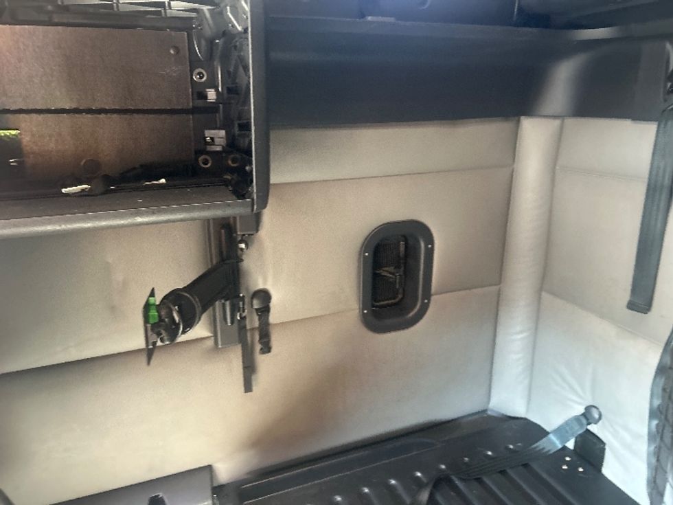 Sleeper Tractor-Heavy Duty Tractors-Freightliner-2022-T12664ST-Baltimore-MD-351,913\n\t\tmiles-$ 78,250 - Image 18