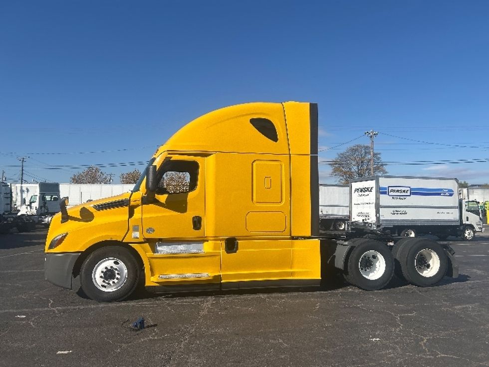 Sleeper Tractor-Heavy Duty Tractors-Freightliner-2022-T12664ST-Baltimore-MD-351,913\n\t\tmiles-$ 78,250 - Image 4