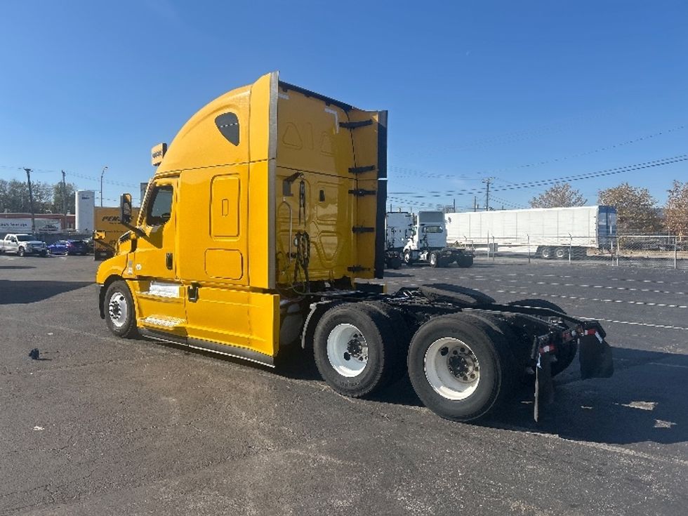 Sleeper Tractor-Heavy Duty Tractors-Freightliner-2022-T12664ST-Baltimore-MD-351,913\n\t\tmiles-$ 78,250 - Image 5