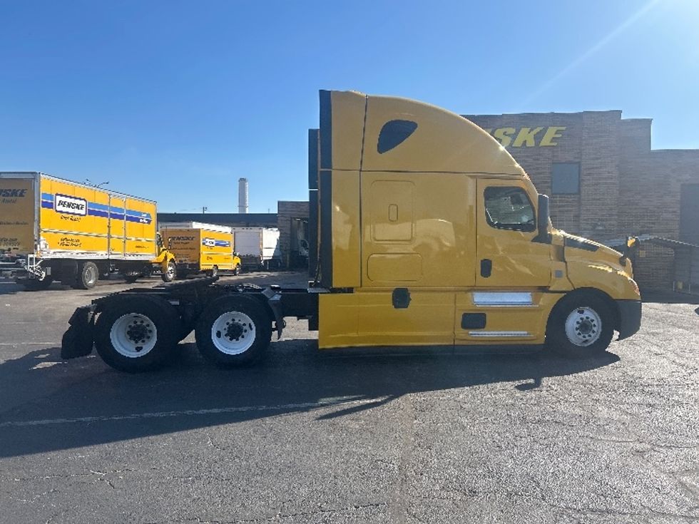 Sleeper Tractor-Heavy Duty Tractors-Freightliner-2022-T12664ST-Baltimore-MD-351,913\n\t\tmiles-$ 78,250 - Image 8