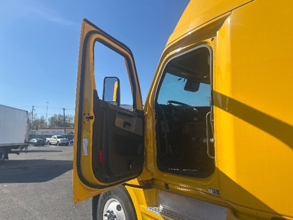 Sleeper Tractor-Heavy Duty Tractors-Freightliner-2022-T12664ST-Baltimore-MD-351,913\n\t\tmiles-$ 78,250 - Image 9