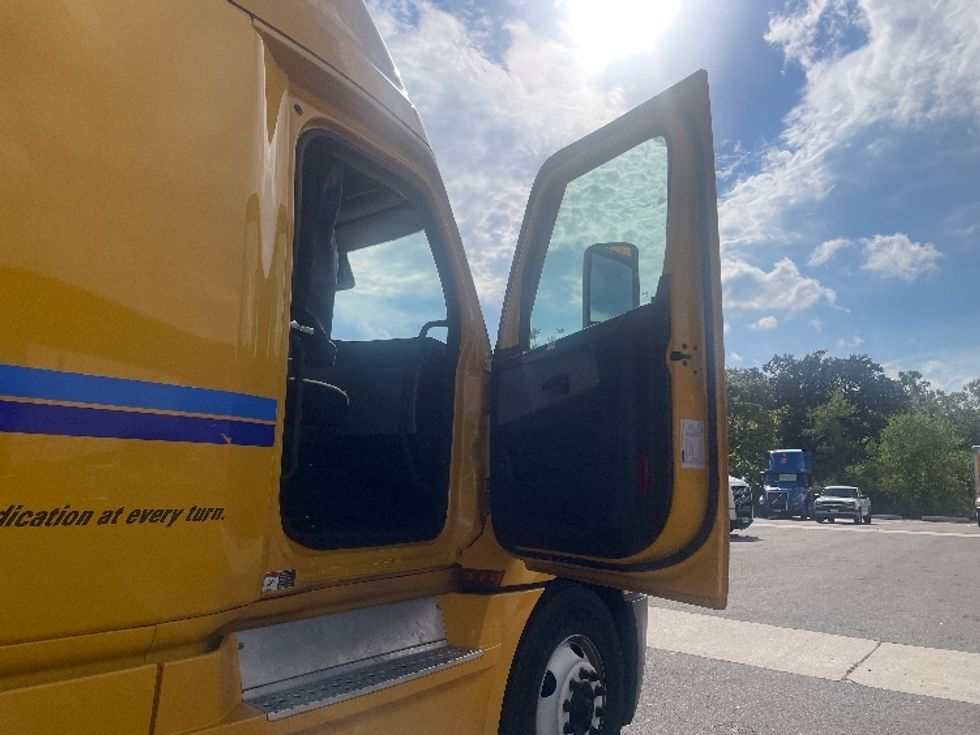 Sleeper Tractor-Heavy Duty Tractors-Freightliner-2022-T12664ST-Baltimore-MD-469,294\n\t\tmiles-$ 67,500 - Image 13