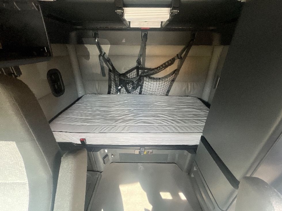 Sleeper Tractor-Heavy Duty Tractors-Freightliner-2022-T12664ST-Baltimore-MD-469,294\n\t\tmiles-$ 67,500 - Image 16