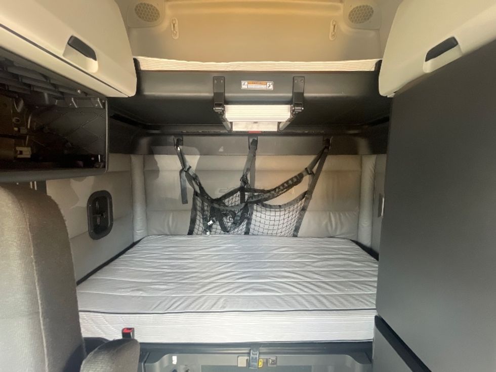 Sleeper Tractor-Heavy Duty Tractors-Freightliner-2022-T12664ST-Baltimore-MD-469,294\n\t\tmiles-$ 67,500 - Image 17