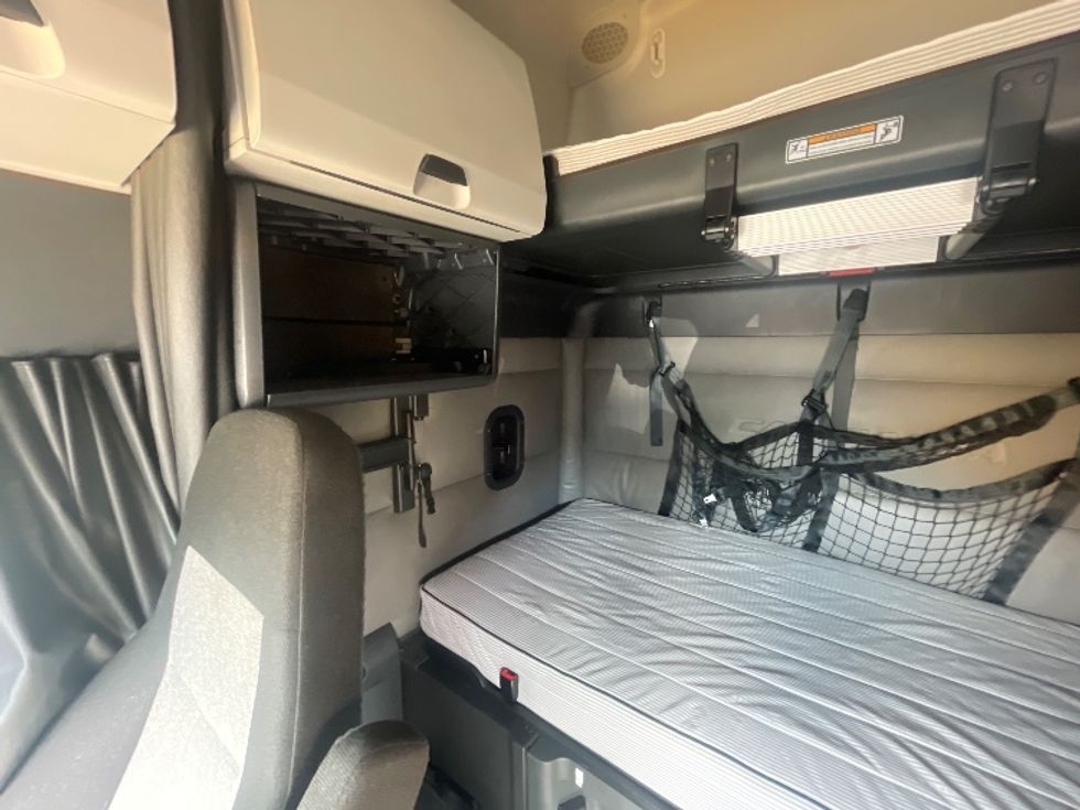 Sleeper Tractor-Heavy Duty Tractors-Freightliner-2022-T12664ST-Baltimore-MD-469,294\n\t\tmiles-$ 67,500 - Image 18